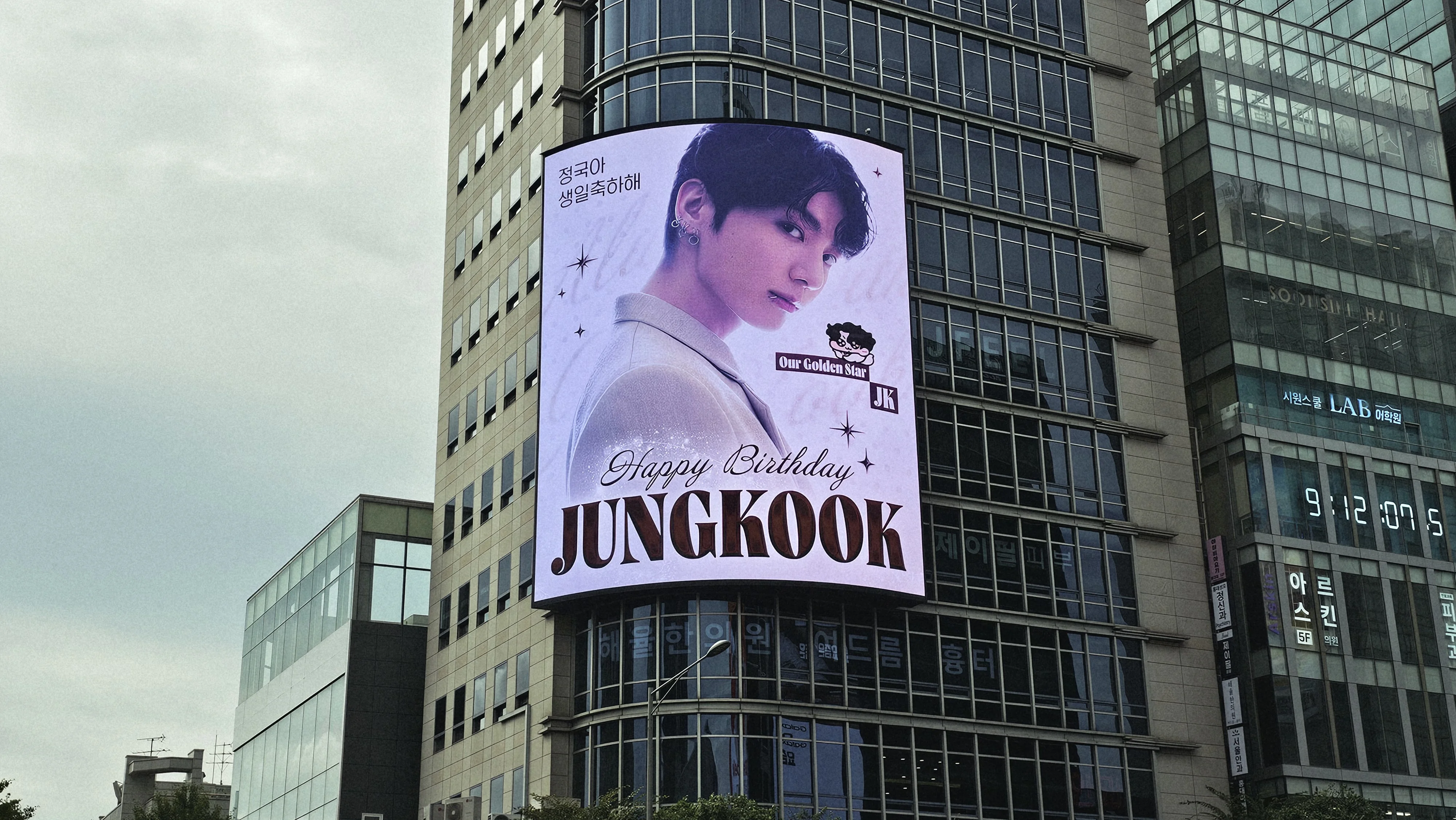 Hongik University Station Mirae Plaza · CLOSE VIEW