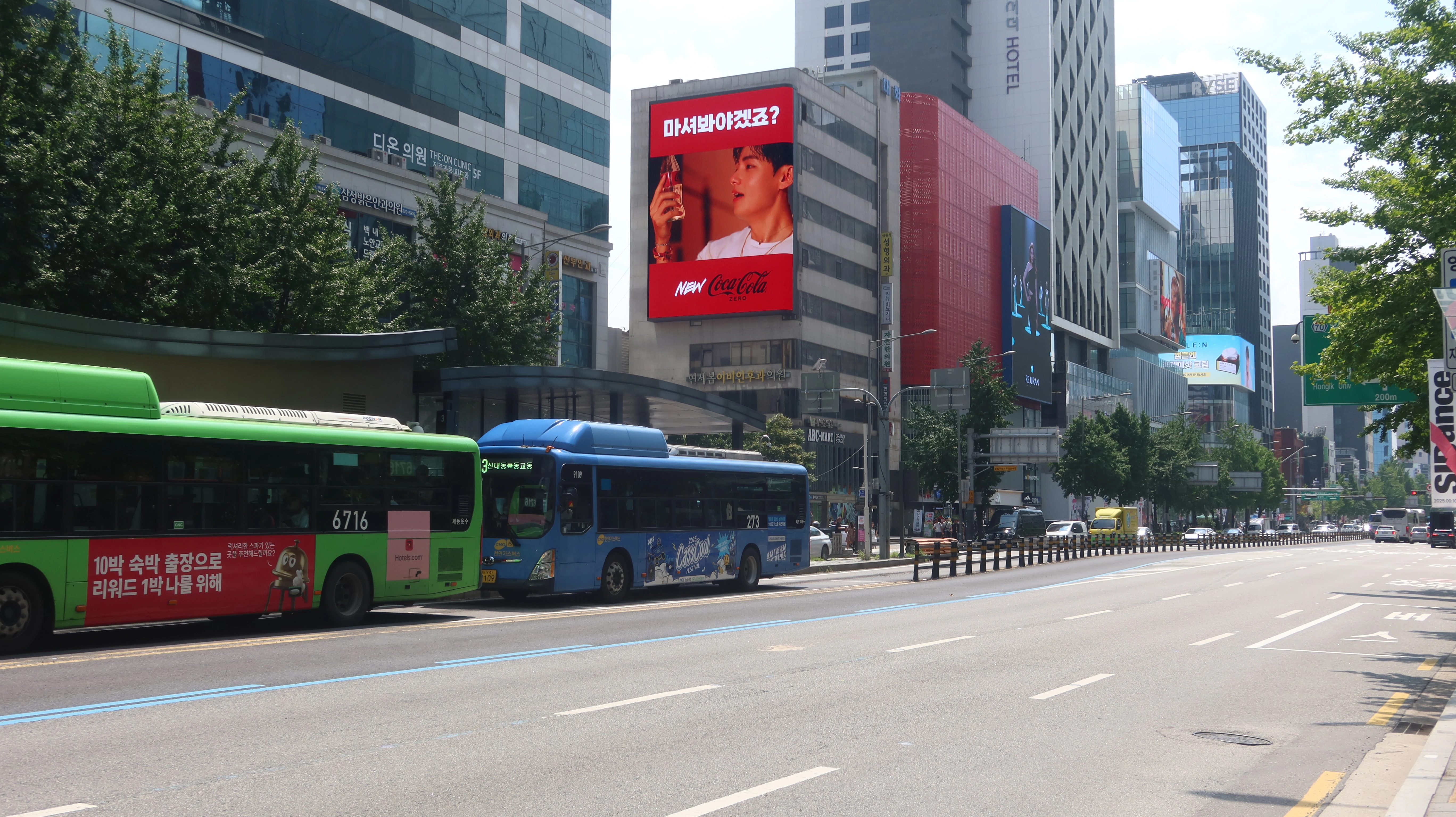 Hongik University Station NINE Billboard · Wide onsite view from Yanghwa-ro