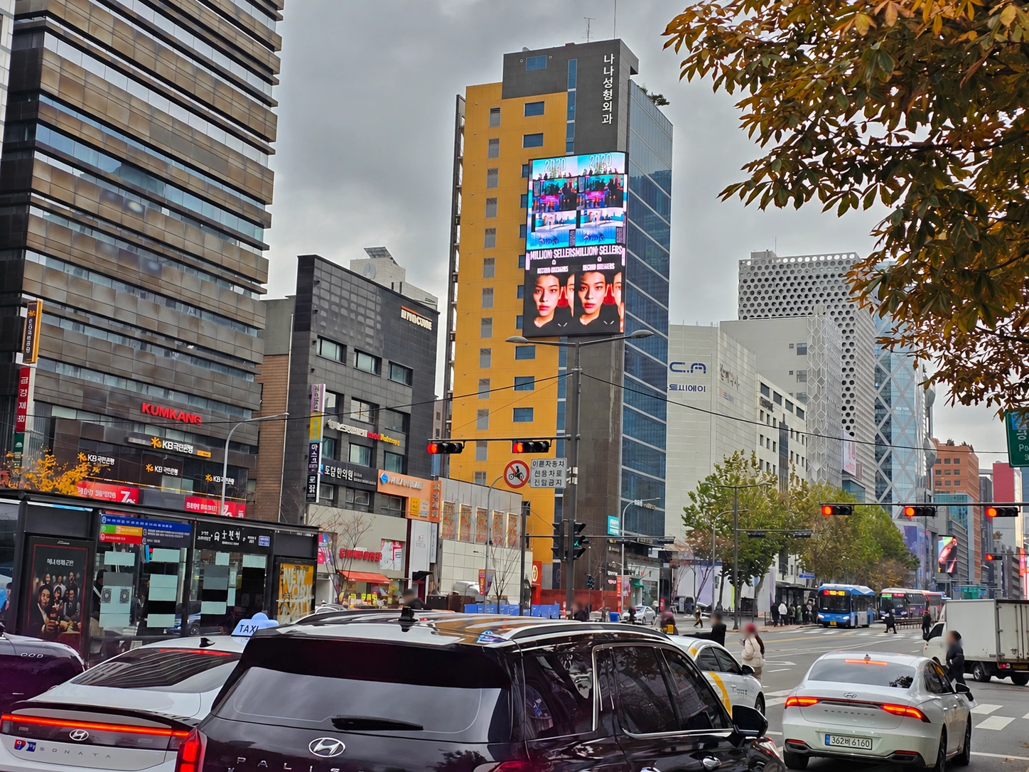 Gangnam-daero HM Tower · Onsite view 1 at Kyobo Tower intersection