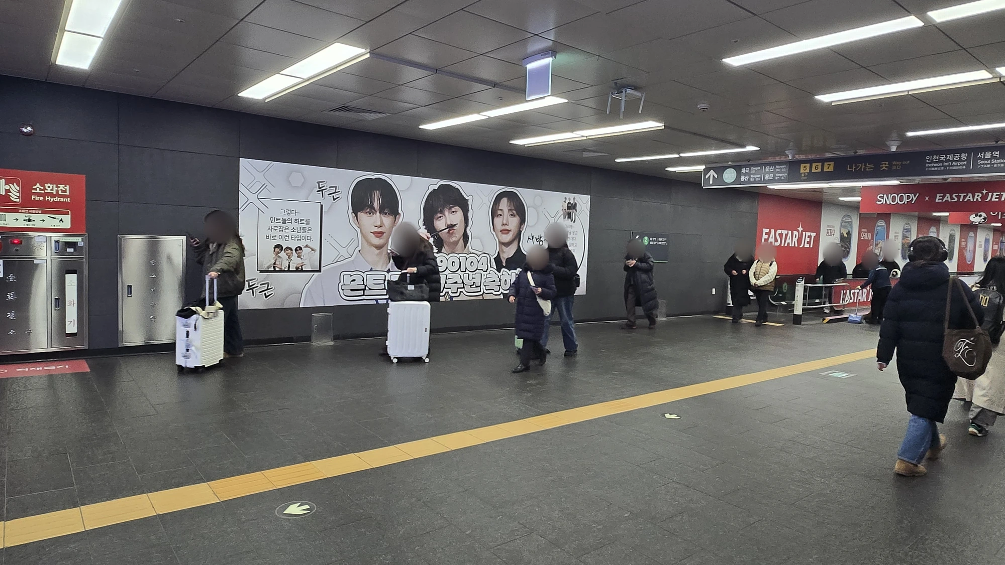 공항철도 홍대입구역 환승 통로 랩핑 광고 · ①-2 · 2호선 방향 우측 · 주변 동선