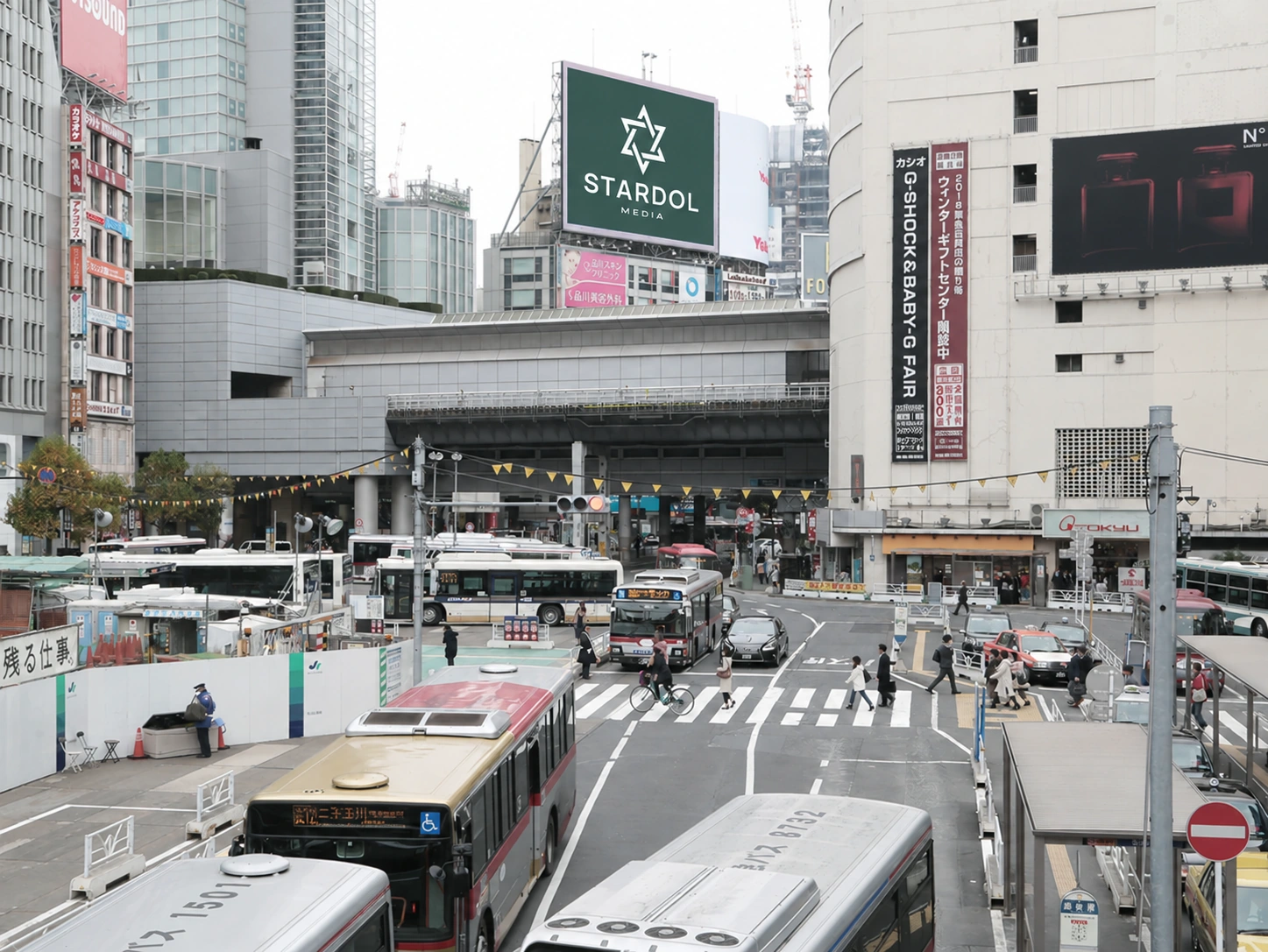 Tokyo Shibuya Hachiko Square HIT VISION · View from the footbridge by the south-exit bus terminal