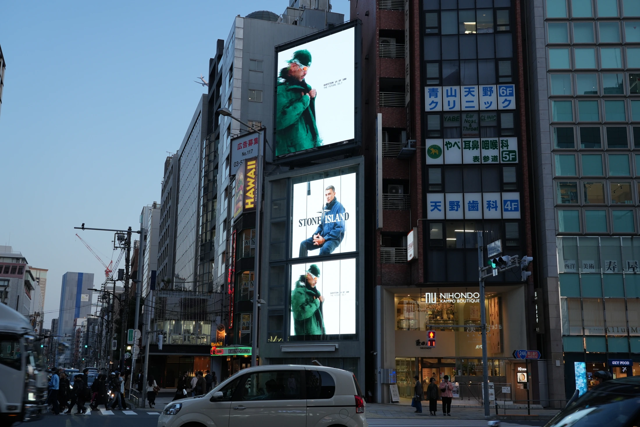 Tokyo Minami-Aoyama Kotto-dori HIT VISION · Three screens seen from the Minami-Aoyama intersection