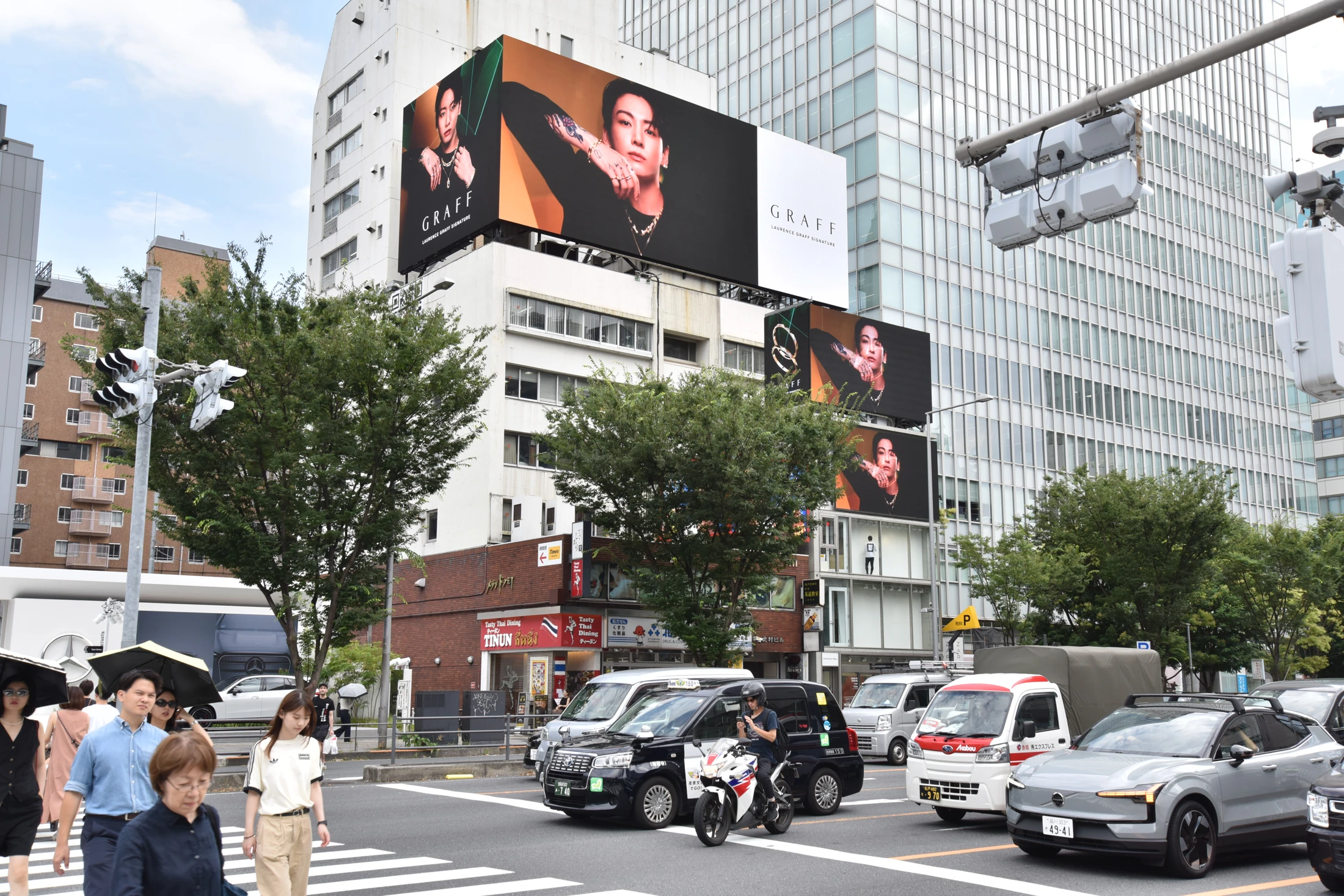 도쿄 오모산 싱크로 · 오모테산도 교차로에서 바라본 오모산 싱크로