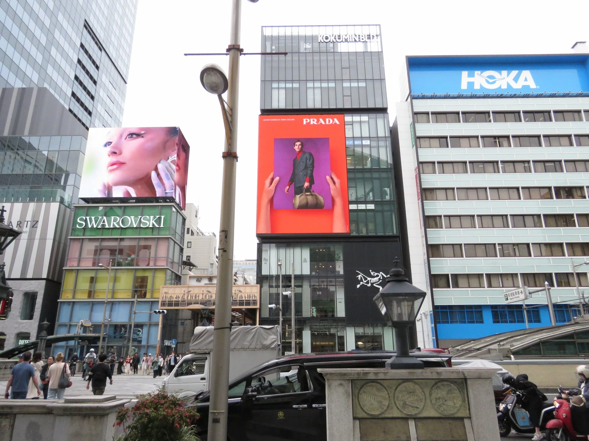 오사카 고쿠민 신사이바시 히트 비전 · 거리에서 바라본 전광판