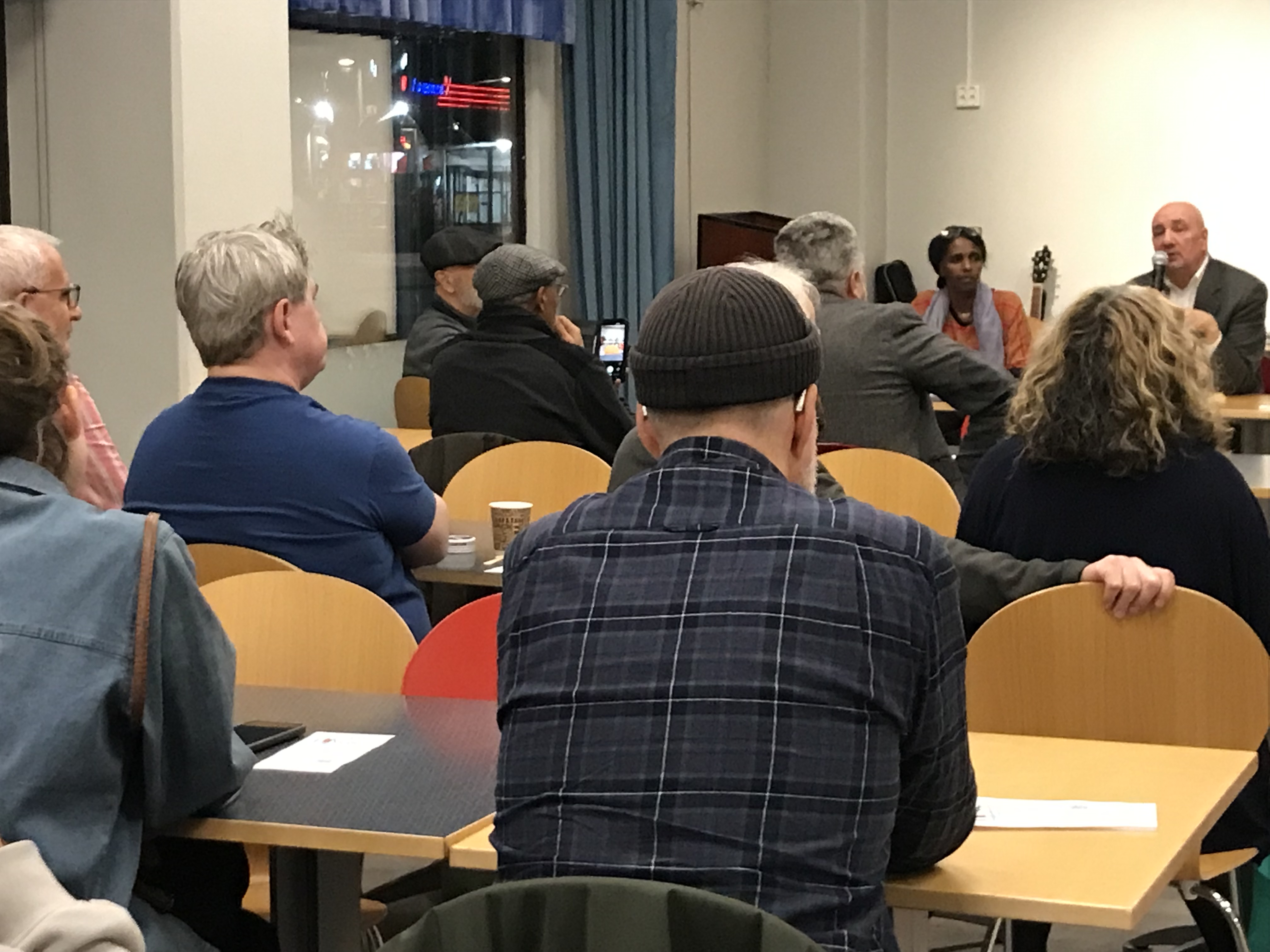 Ordet i Centrum: Berättarkafé, fritt uttryck, öppen scen hösten 2025