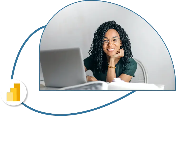 Femme travaillant sur un ordinateur et souriant, avec le logo de Power BI
