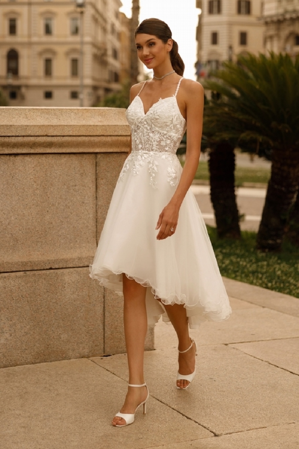 La robe Jardin secret est une véritable ode à la légèreté et au romantisme. Son design court à l'avant et légèrement plus long à l'arrière dévoile avec délicatesse les jambes, offrant une allure à la fois moderne, fraîche et subtilement audacieuse. Le bustier ajusté, souligné par de fines bretelles perlées, met en valeur la silhouette tout en apportant une touche de raffinement. Ornée de délicates broderies florales en relief, la robe évoque un jardin en pleine floraison, comme un secret doucement dévoilé. Confectionnée dans un tulle vaporeux , elle épouse chaque mouvement avec grâce. Parfaite pour un mariage en ville, un mariage civil ou une cérémonie en extérieur, Jardin secret est pensée pour la mariée qui souhaite conjuguer élégance, simplicité et originalité.
