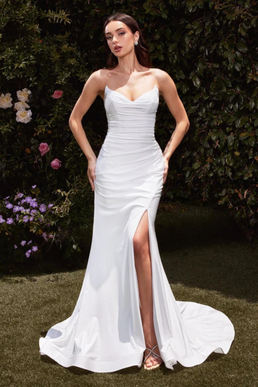 Sensuelle, moderne et résolument glamour, la robe Amy célèbre les courbes avec audace et raffinement. Sa coupe sirène met en valeur la silhouette avec un drapé structuré qui épouse le corps à la perfection, tandis que le décolleté en coeur apporte une touche romantique et féminine. La fente haute sur la jambe ajoute une allure sexy maîtrisée, idéale pour une mariée qui souhaite marier élégance et caractère. Confectionnée dans une matière stretch et fluide, elle saura vous apporter le confort pour toute une journée sans compromis. Amy capte la lumière à chaque pas, créant une allure captivante et cinématographique. Parfaite pour une cérémonie chic, un mariage d'été ou une soirée inoubliable... Amy, c'est la robe d'une femme sûre d'elle , qui assume sa beauté avec grâce.