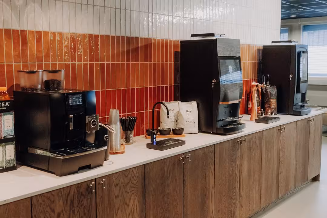 Jura kaffemaskin og kaffe fra Pals på disken i showroomet