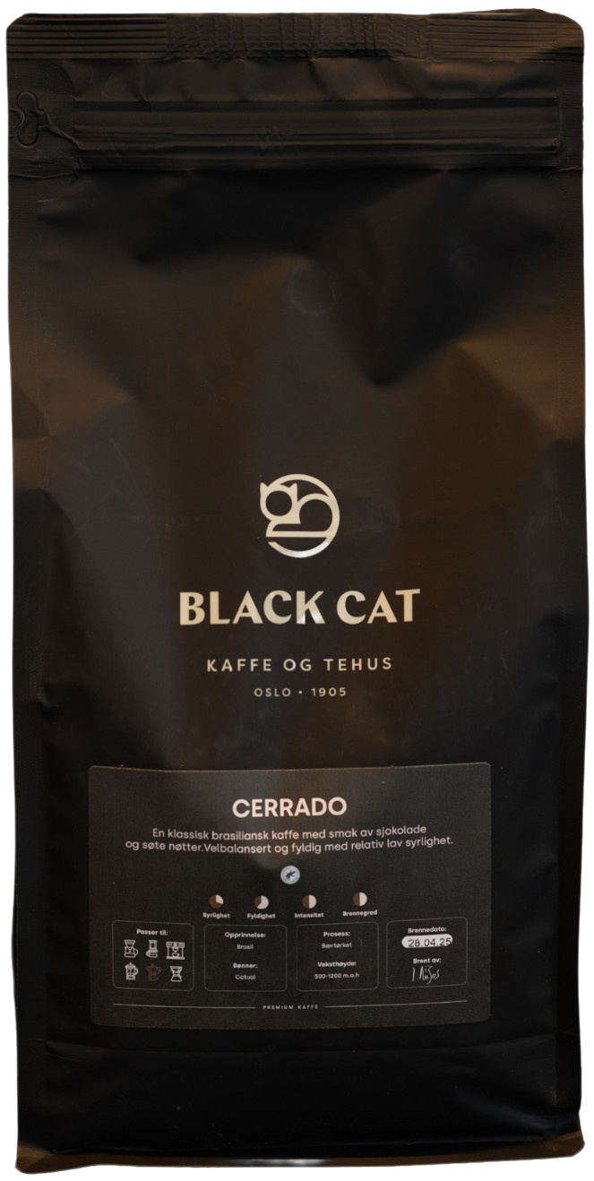 Svart kaffepose med "Black Cat Kaffe og Tehus" logo, etikett med teksten "Cerrado" og forskjellige detaljer om opprinnelse, prosess og bønnetype.