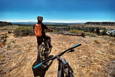 2 bike riders on a trail