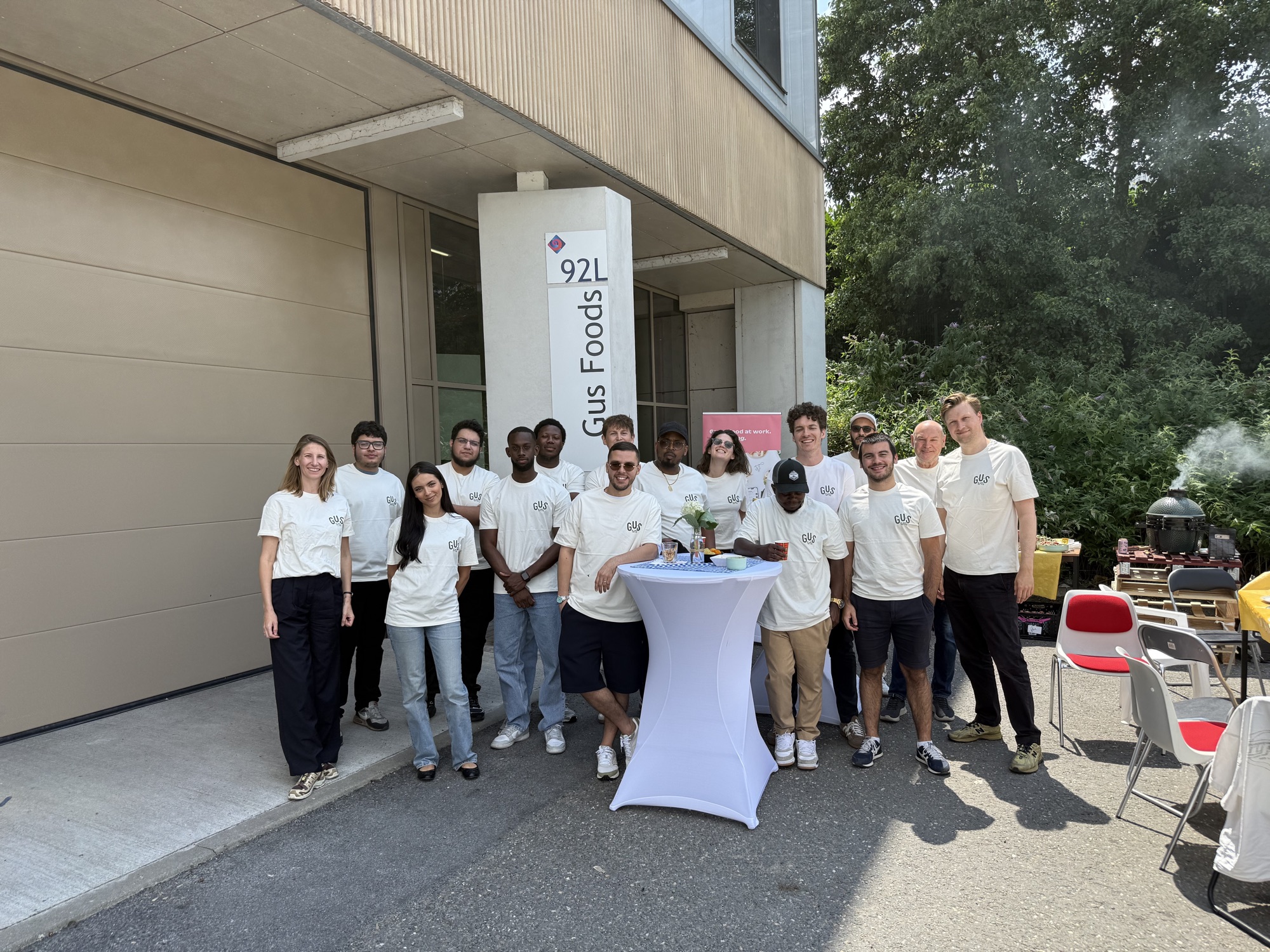 L'équipe et les chauffeurs de Gus Foods devant le centre de distribution