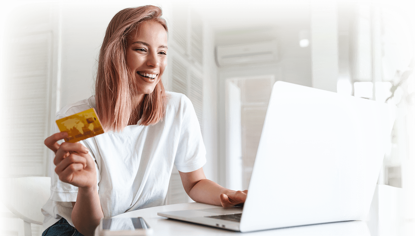 Kobieta korzystająca z karty płatniczej – marketing automation w branży Finance wspierający spersonalizowane oferty produktowe, integracje i bezpieczeństwo danych konsumentów