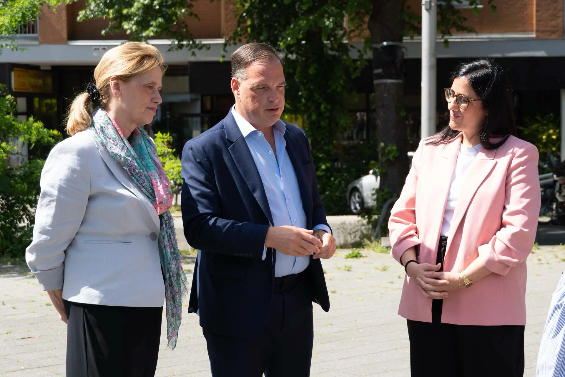 Ministerin Karin Prien, Daniel Sheffer und Maryam Blumenthal im Gespräch auf dem Jospeh-Carlebach-Platz