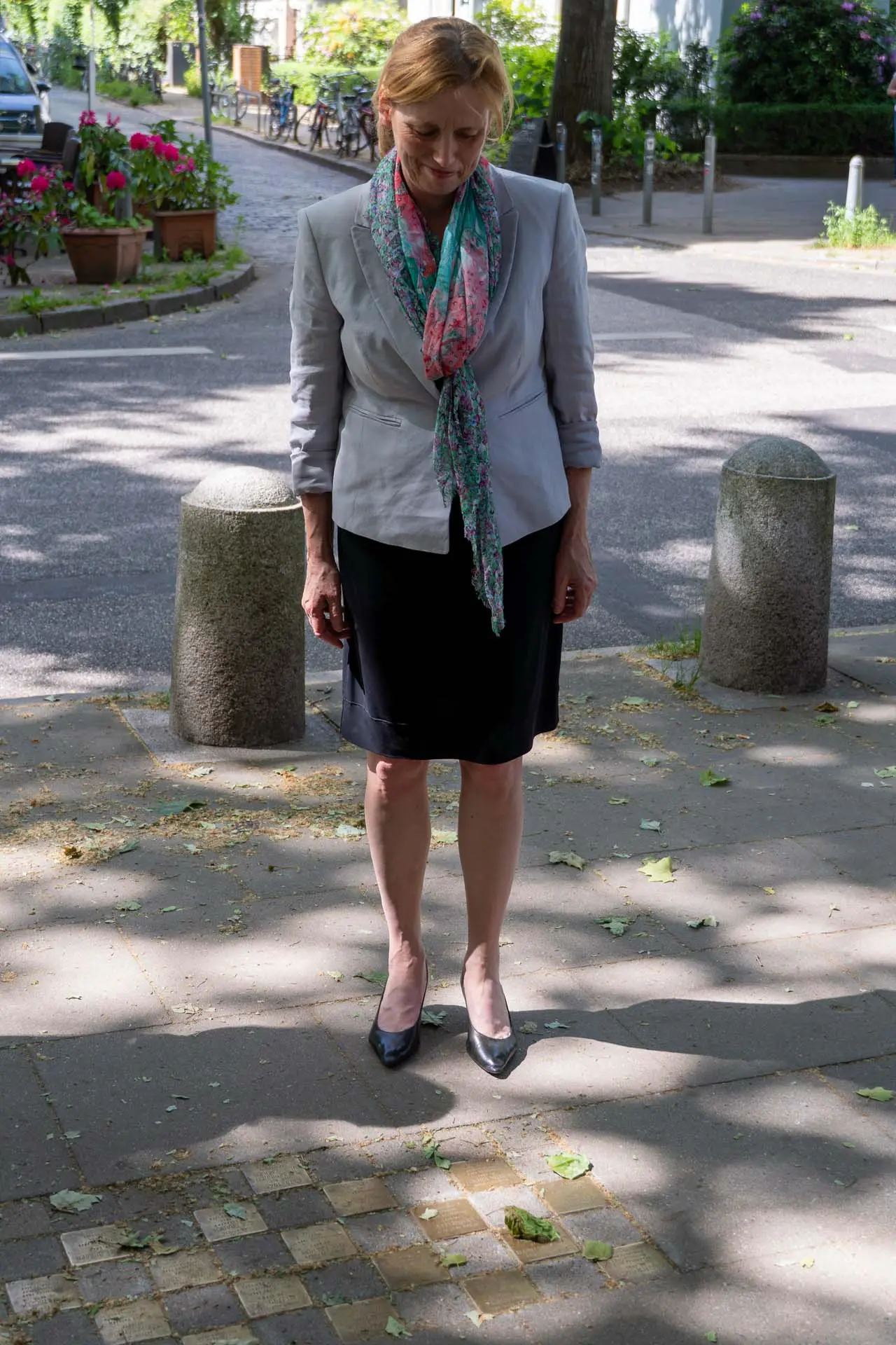 Karin Prien vor den Stolpersteinen, die vor dem Joseph-Carlebach-Bildungshaus verlegt wurden