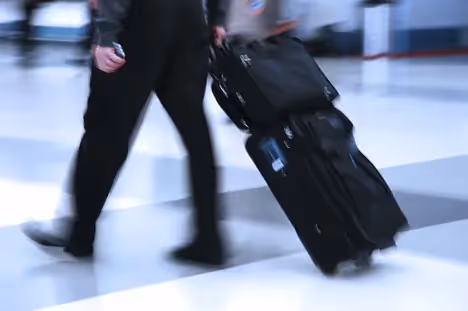 Comment plier son costume et ses chemises dans une valise ?