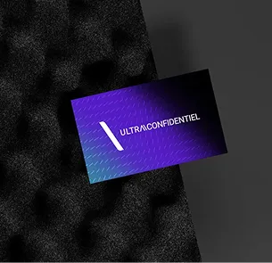 A rectangular card with a gradient background from blue to purple on a textured black surface, featuring the word 'ULTRACONFIDENTIEL' in white uppercase letters accompanied by a vertical white line on the left.
