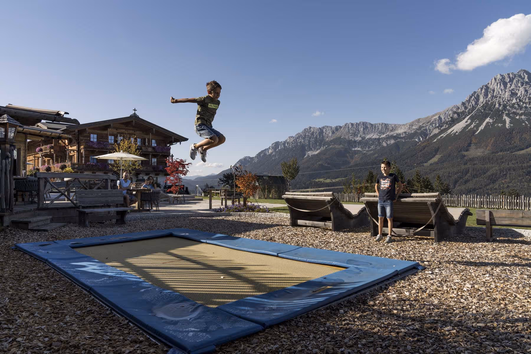 Kind springt im Trampolin.