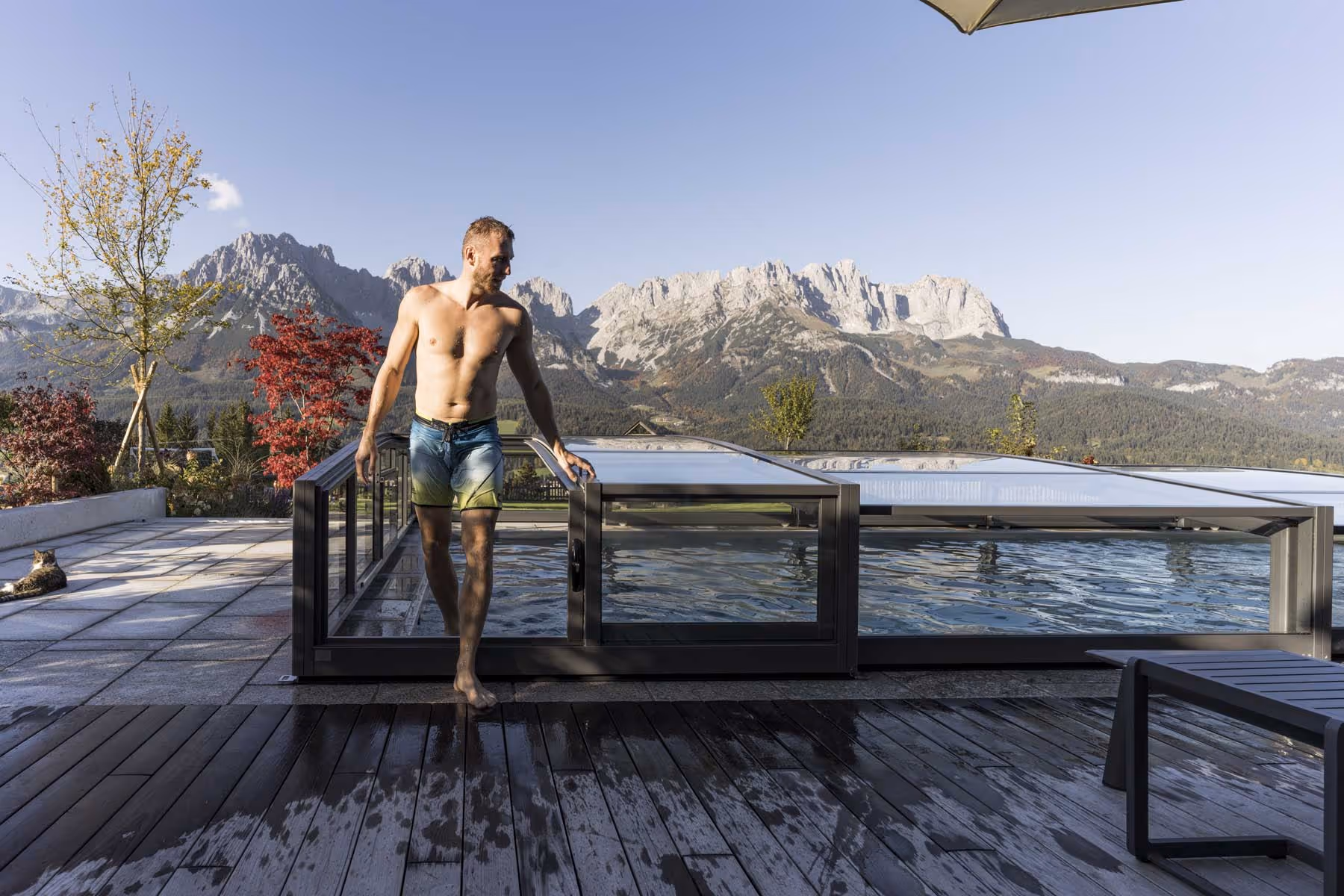 Urlauber steigt aus überdachtem Swimmingpool.