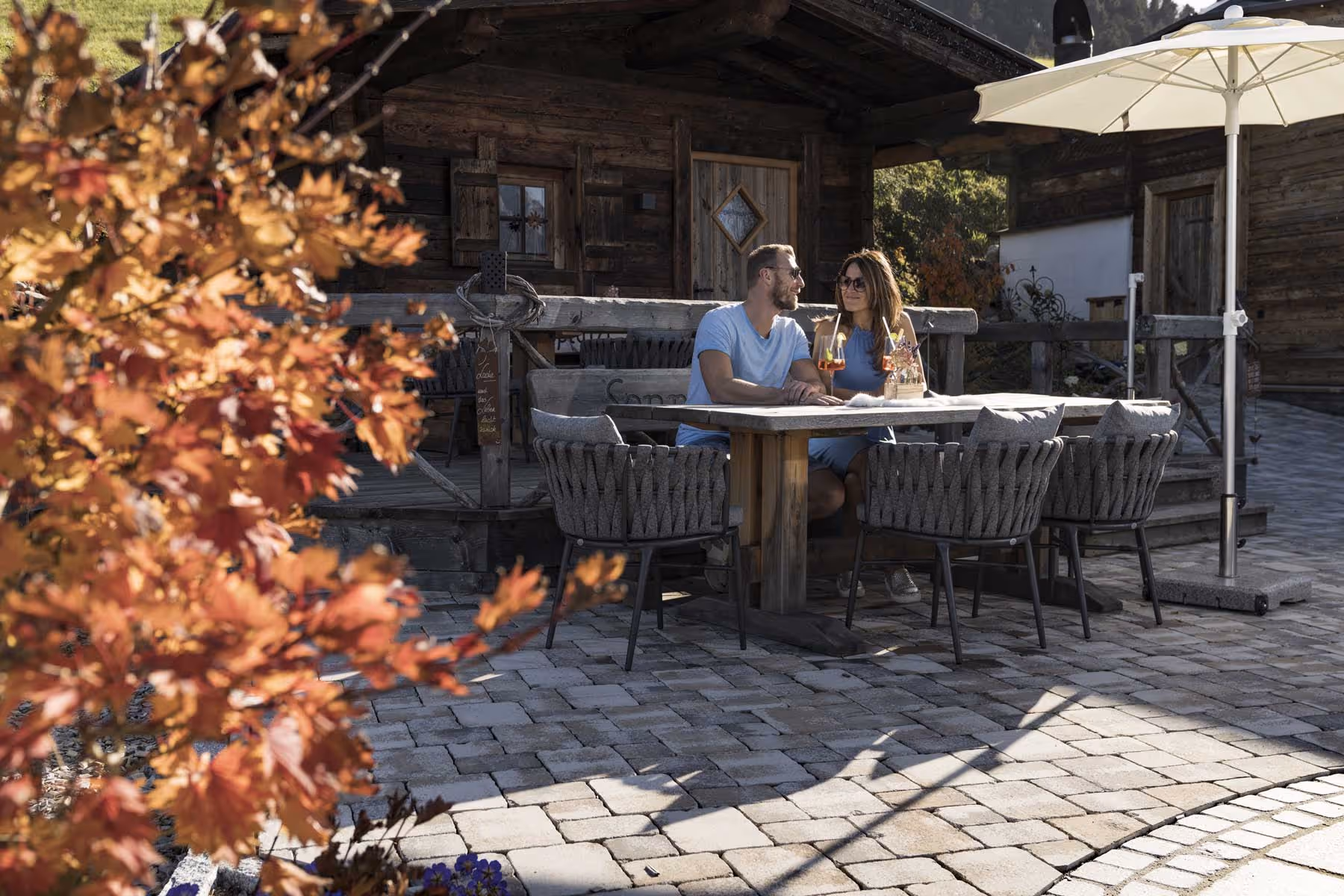 Urlauberpärchen sitzt an einer Hütte am Naschberghof.