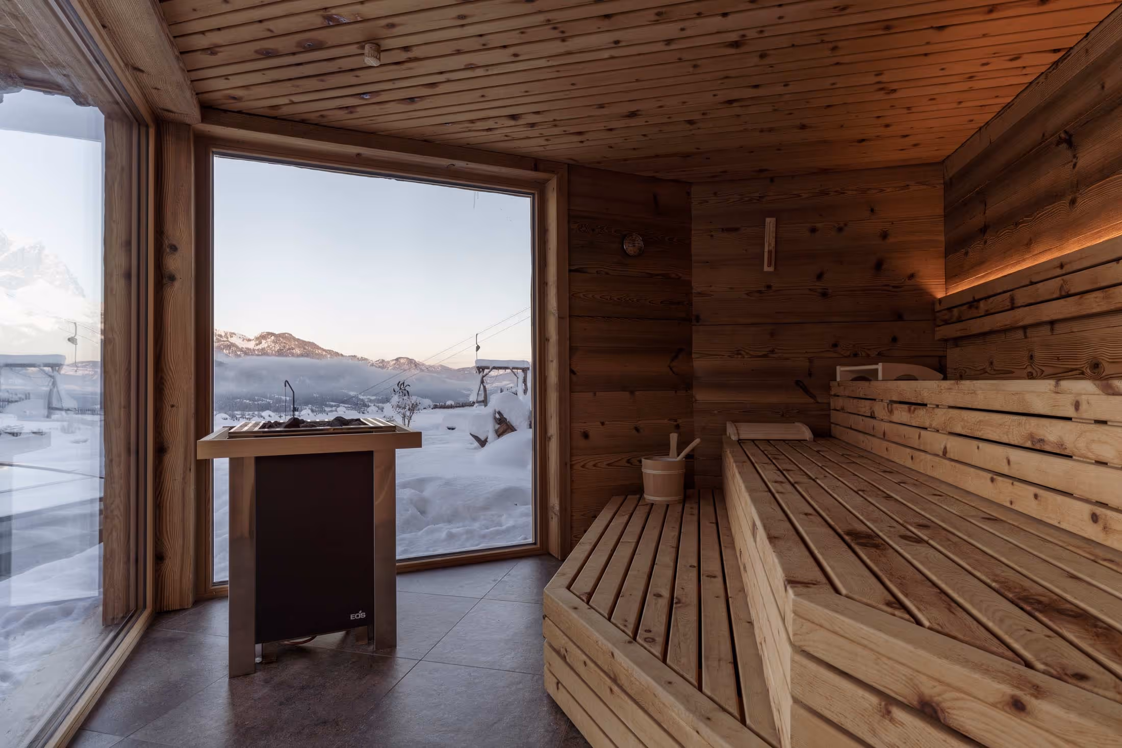 Sauna mit großen Panoramafenstern Richtung Wilden Kaiser.