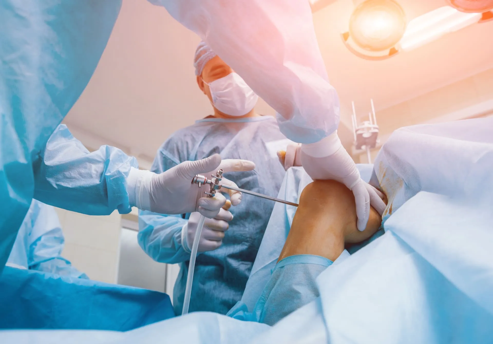 Als onderdeel van artroscopie voeren we meniscushechtingen, meniscusresecties en het gladmaken van kniekraakbeen uit. Met een nieuwe therapeutische methode hebben we nu zelfs de mogelijkheid om beschadigde kraakbeenoppervlakken te regenereren.