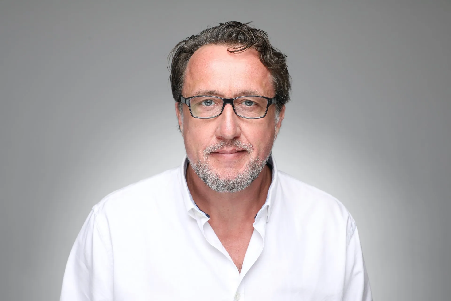Seit über 15 Jahren ist Dr. Olaf Beck auf dem Sektor der Arthrosetherapie spezialisiert. Während dieser Zeit arbeitete er auch unter der Leitung von Herrn Dr. Rolf Walter, der kniegelenkerhaltende Eingriffe bei Handball-, Eishockey- und Fußballbundesligaspielern vornahm.