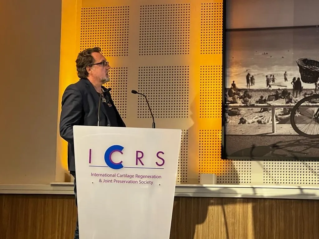 foto von herrn dr olaf beck auf der bühne des international cartilage regeneration & joint preservation society