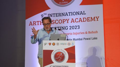 Photo of Dr. Olaf Beck speaking at the International Arthroscopy Academy Meeting 2023 in India