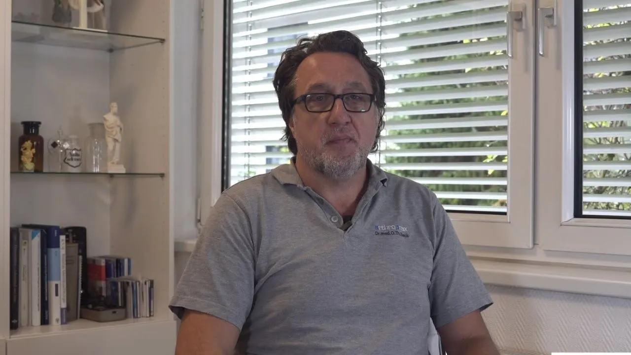 Dr. Olaf Beck explaining how to reconstruct a knee through a combination of cartilage regeneration and meniscus implantation alongside adapted post-operative therapy.