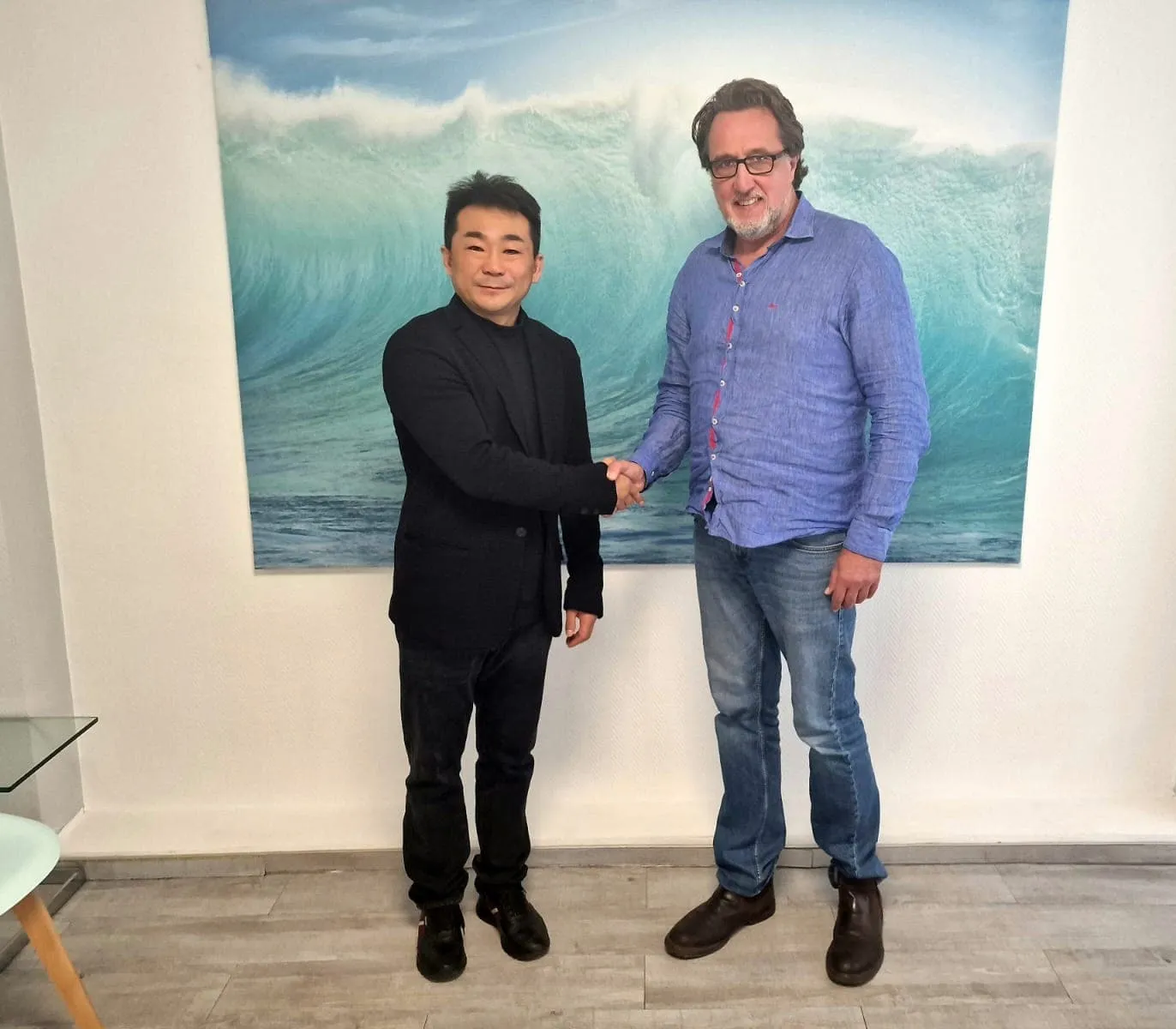Dr. Olaf Beck und Xusheng Wang lächeln während eines Treffens in Köln, Deutschland, zur Förderung der internationalen Zusammenarbeit in der regenerativen Gelenkorthopädie.