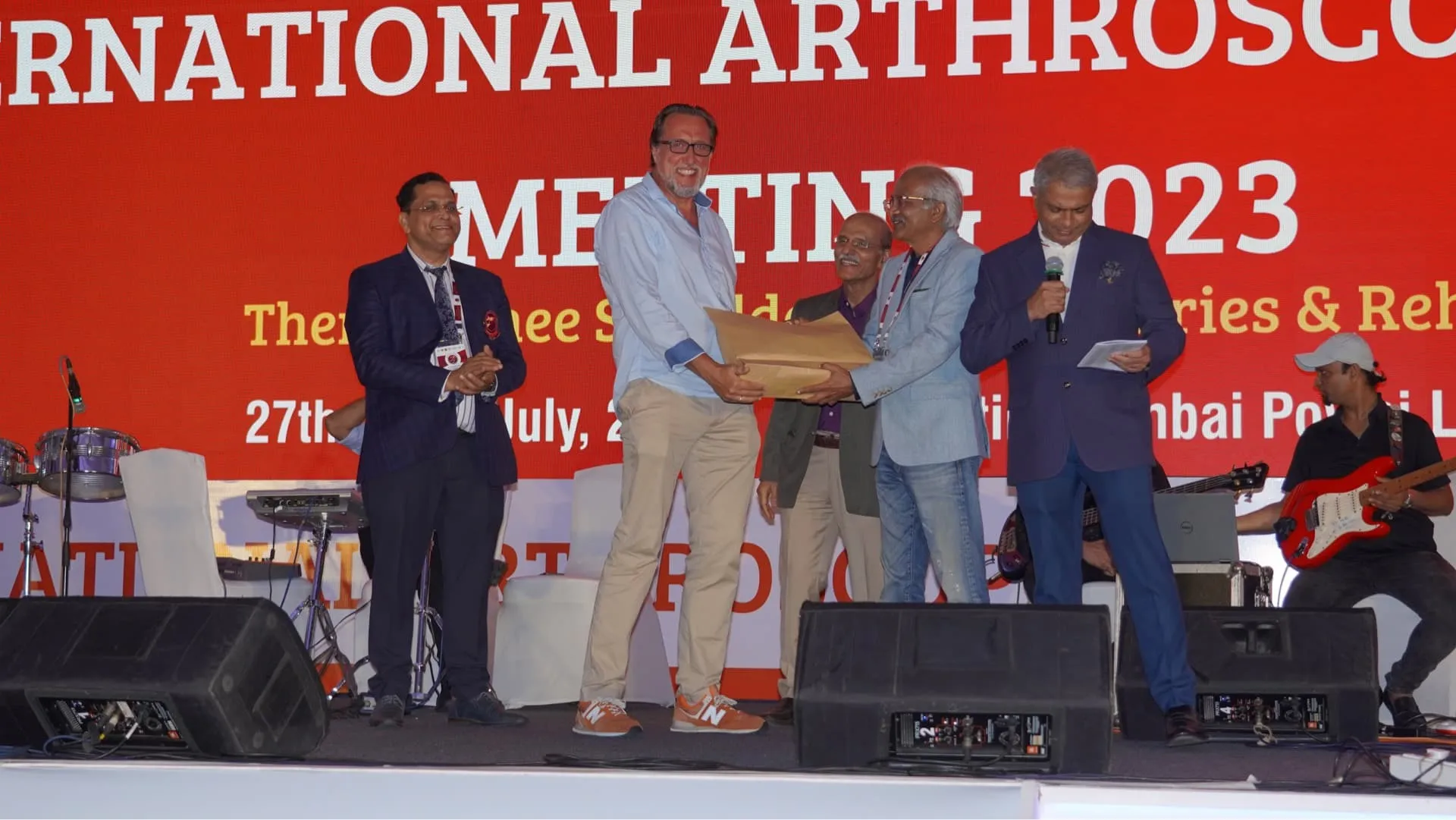 Geschenkverleih vom Komitee an Dr. Olaf Beck - Foto von Dr. Olaf Beck auf dem Arthroscopy Academy Meeting 2023