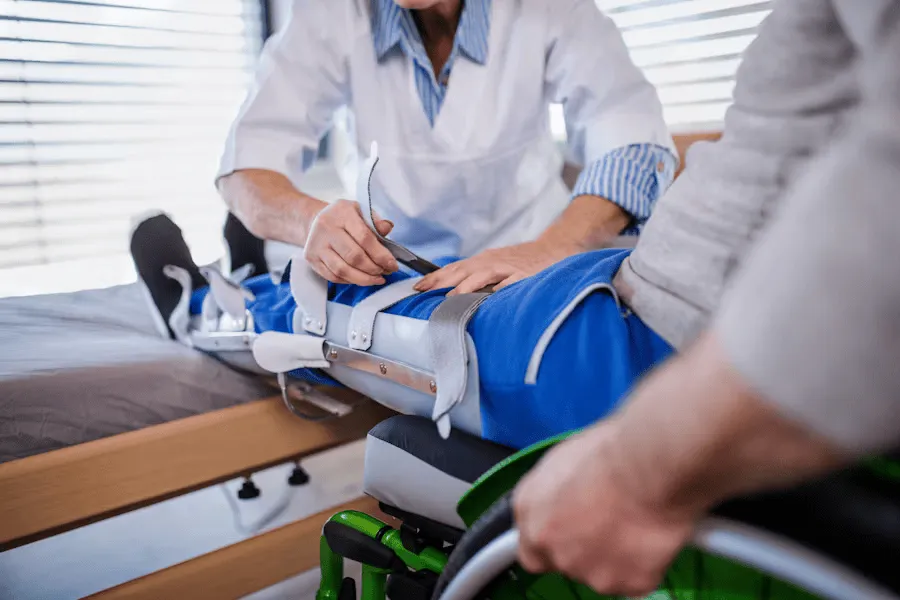 Mann wird orthopädisch behandelt.