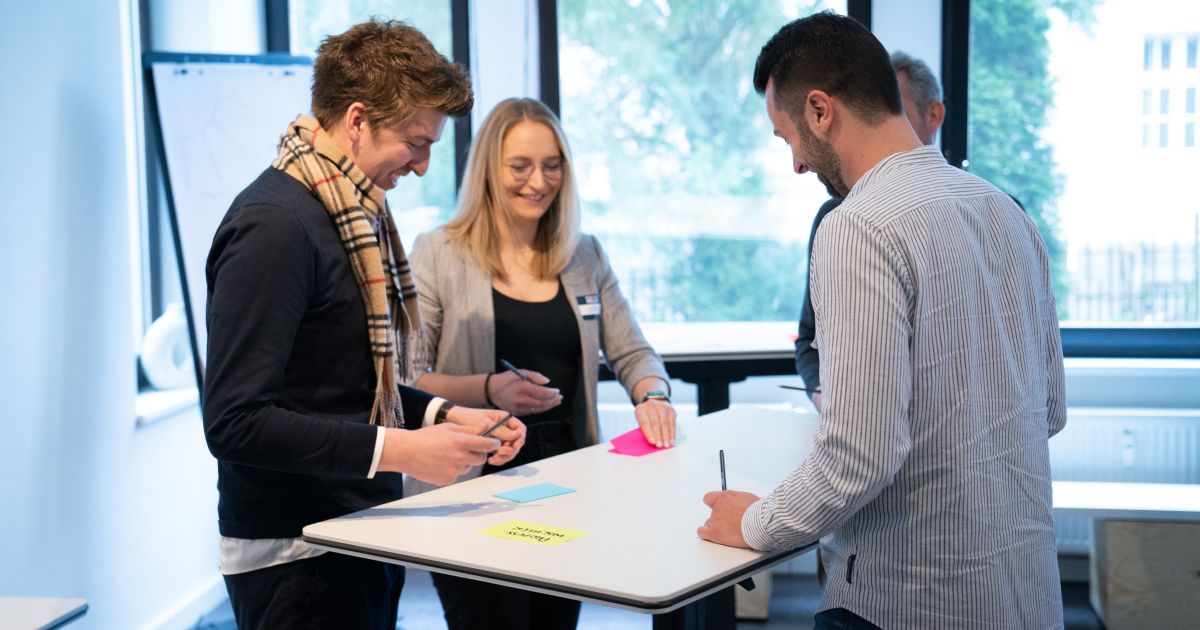 Hannah von Helloagile hält einen OKR Coach Workshop vor einem großen TV