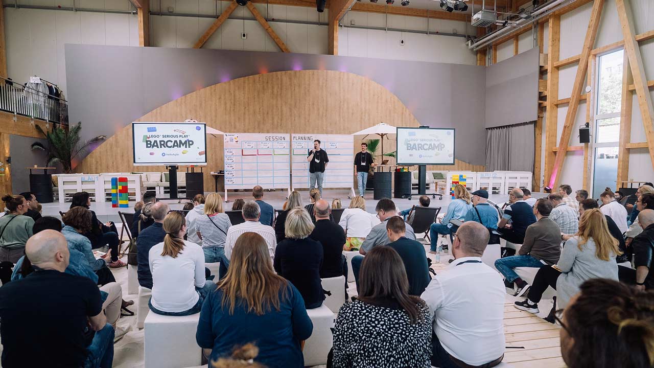 Foto einer Gruppe von Menschen in einer Eventhalle