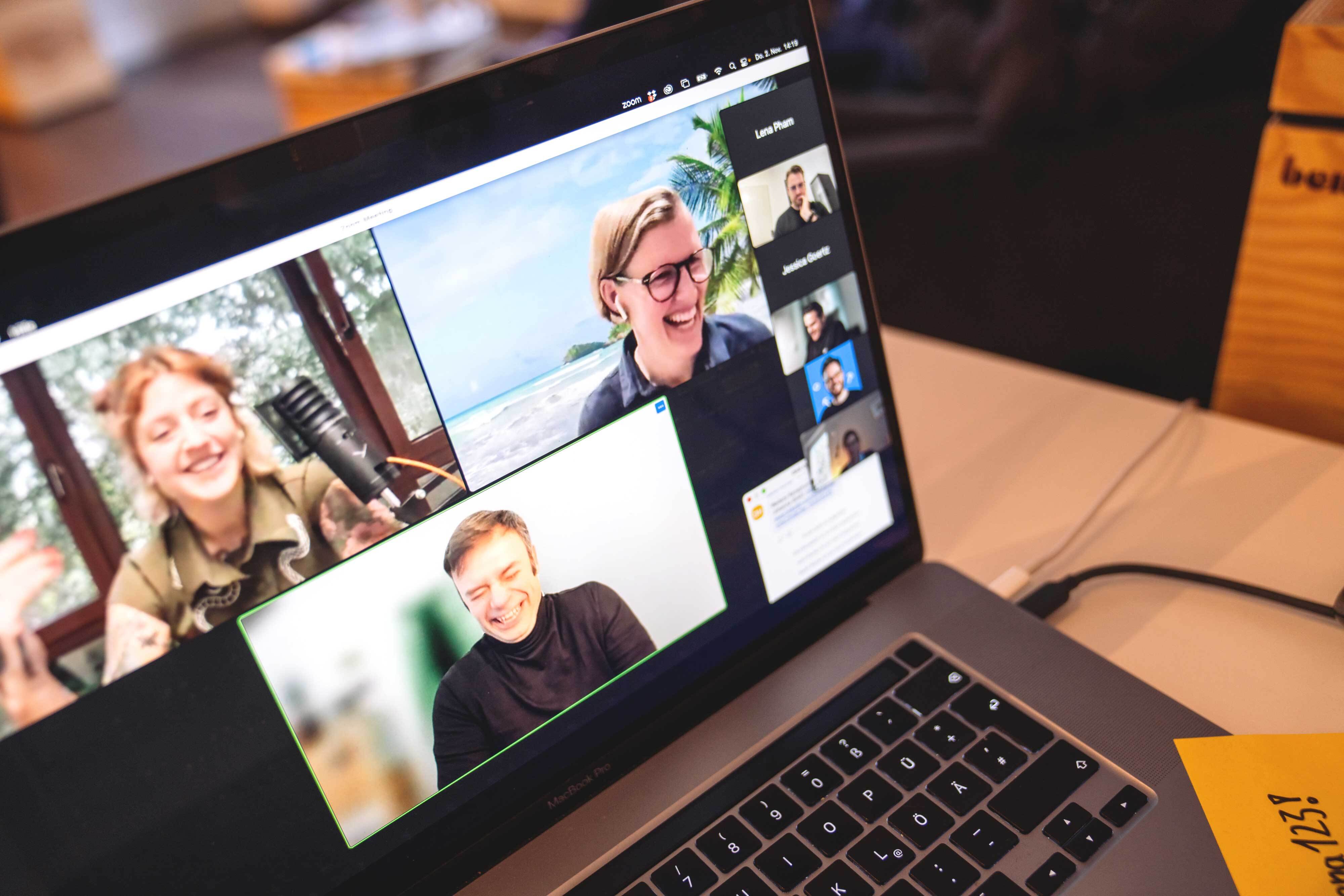 ein laptop mit verschiedenen Teilnehmenden in einem Call