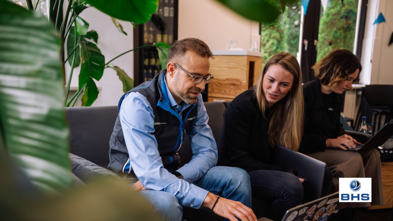 Hannah von Helloagile hält einen OKR Coach Workshop vor einem großen TV