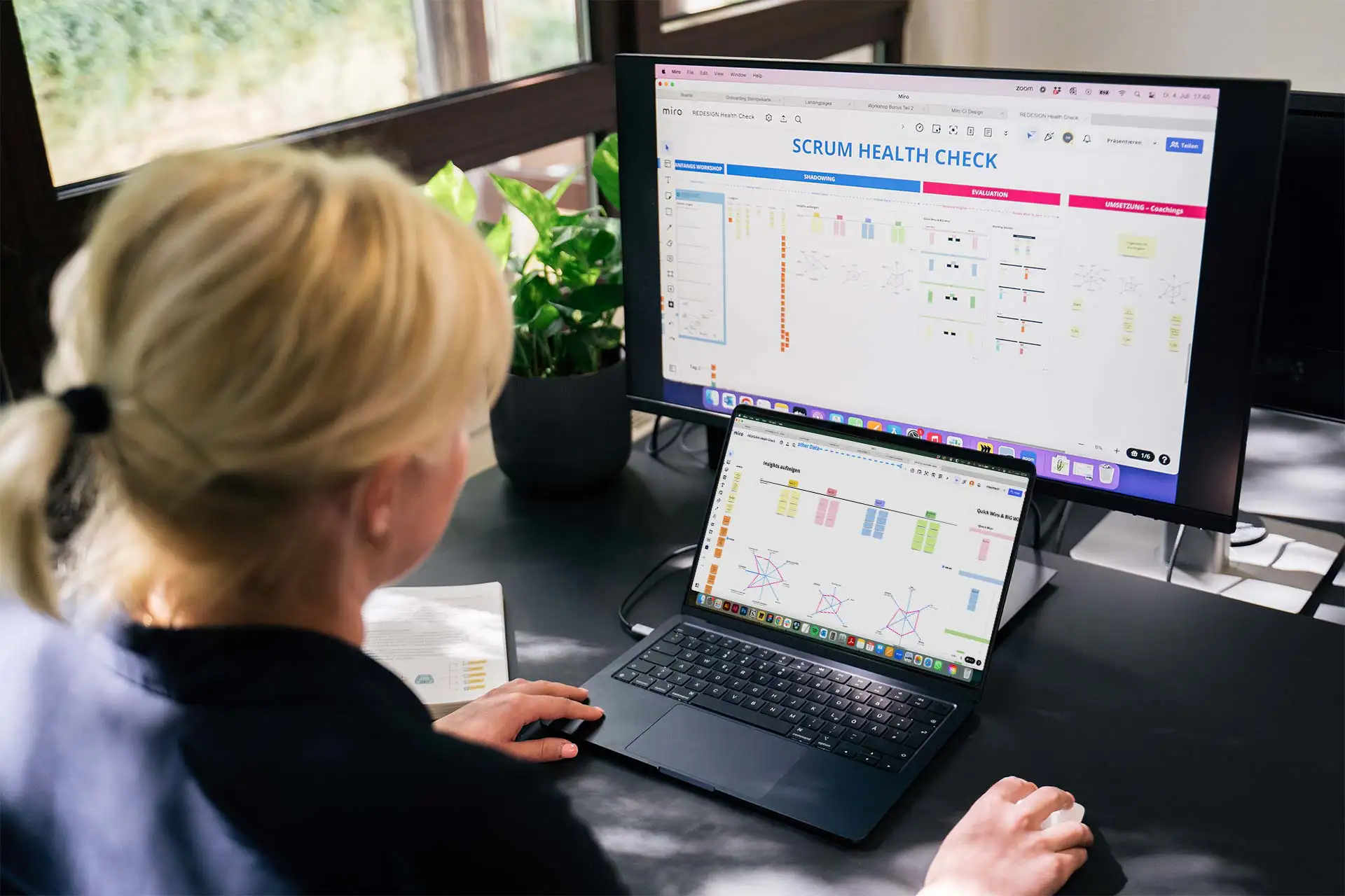 Kim Beger arbeitet am Scrum Health Check an ihrem Computer.