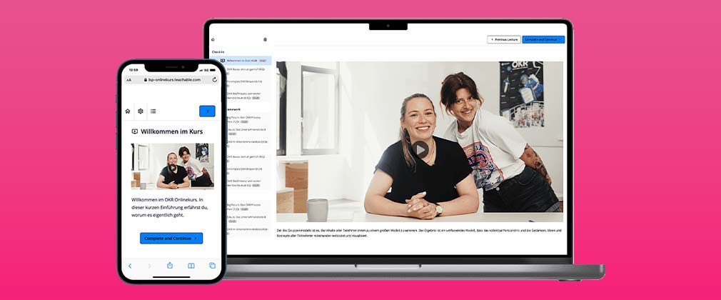 Laptop and smartphone displaying an online course welcome page in German with two smiling women featured in the course video on a bright pink background.