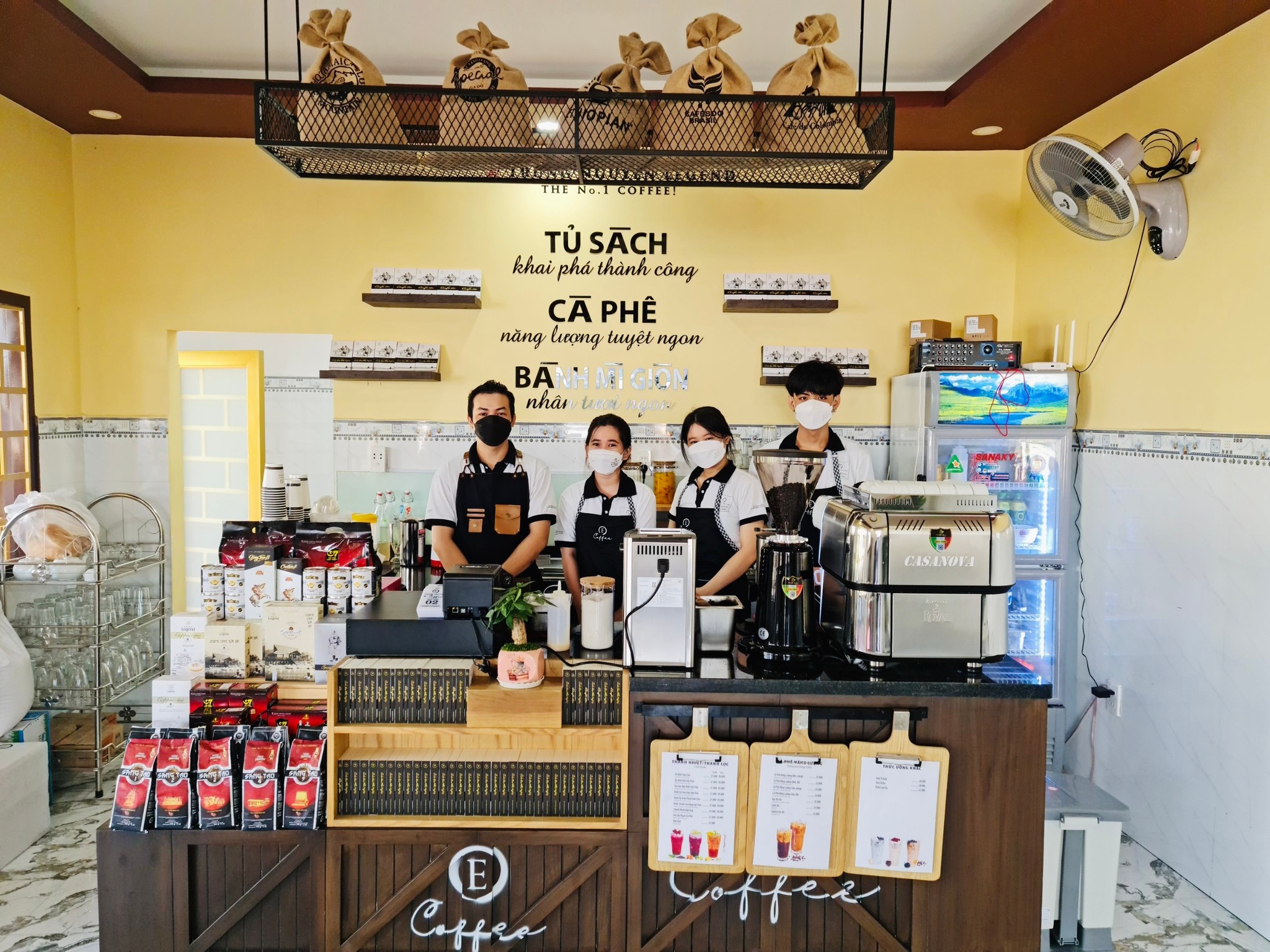 Trung Nguyên E-coffee standard reception and uniform
