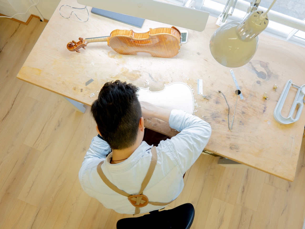 myluthier workshop where a atelier violin is being made