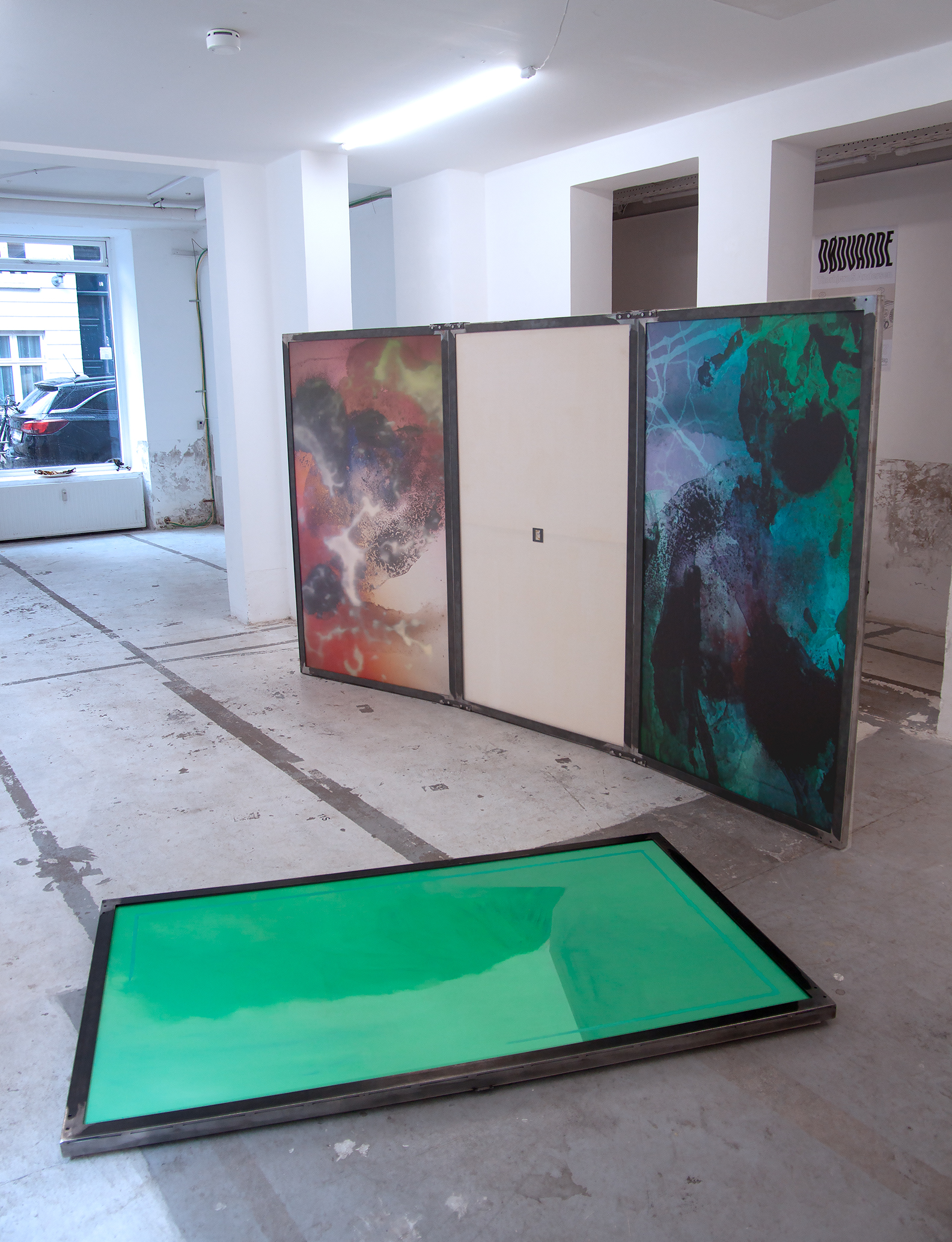 Dead waters, installation shot. Steelframed photo posters, painting and 35 mm slide