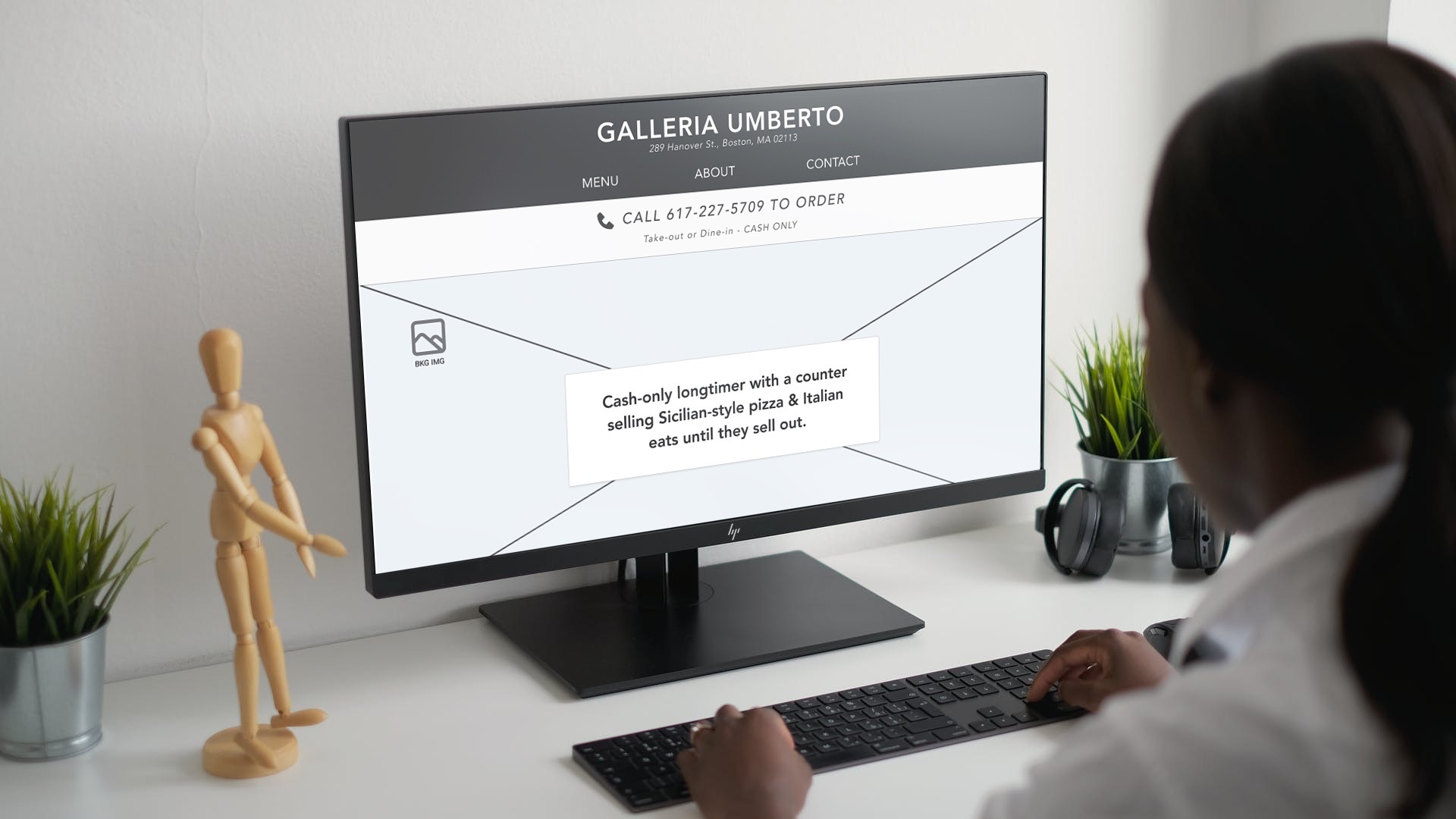 A woman browsing the Gallera Umberto site