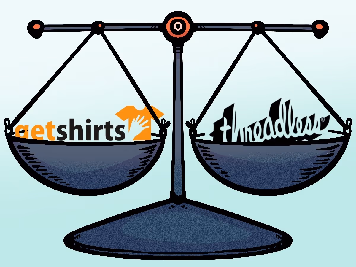 Eine Waage die perfekt in der Mitte hängt links das getshirts-logo und rechts threadless