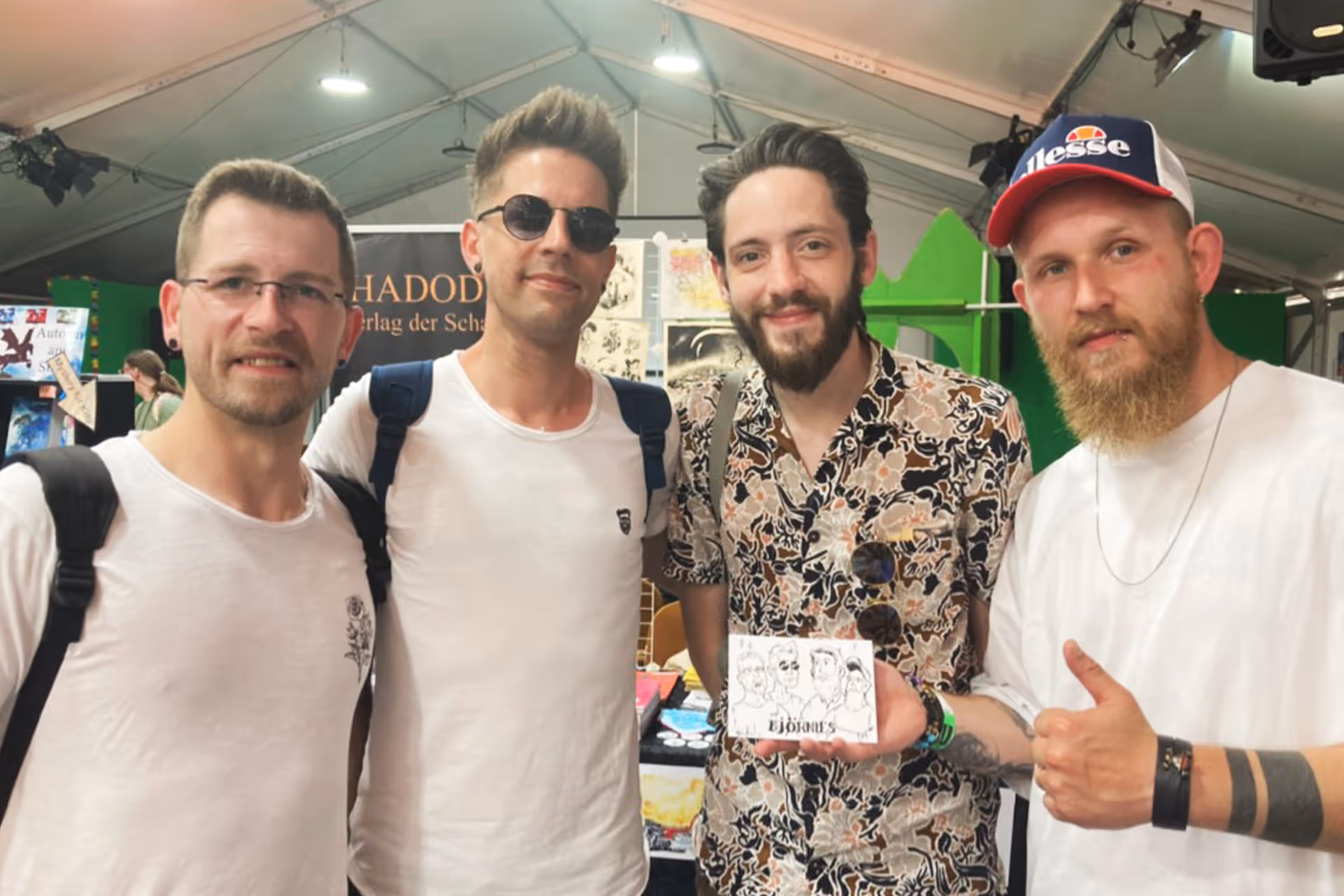 Die Björnis halten ihre Schnellzeichnung hoch