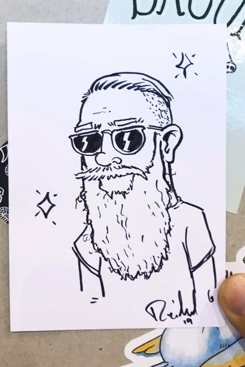 Schnellzeichnung eines bärtigen Mannes mit Sonnenbrille