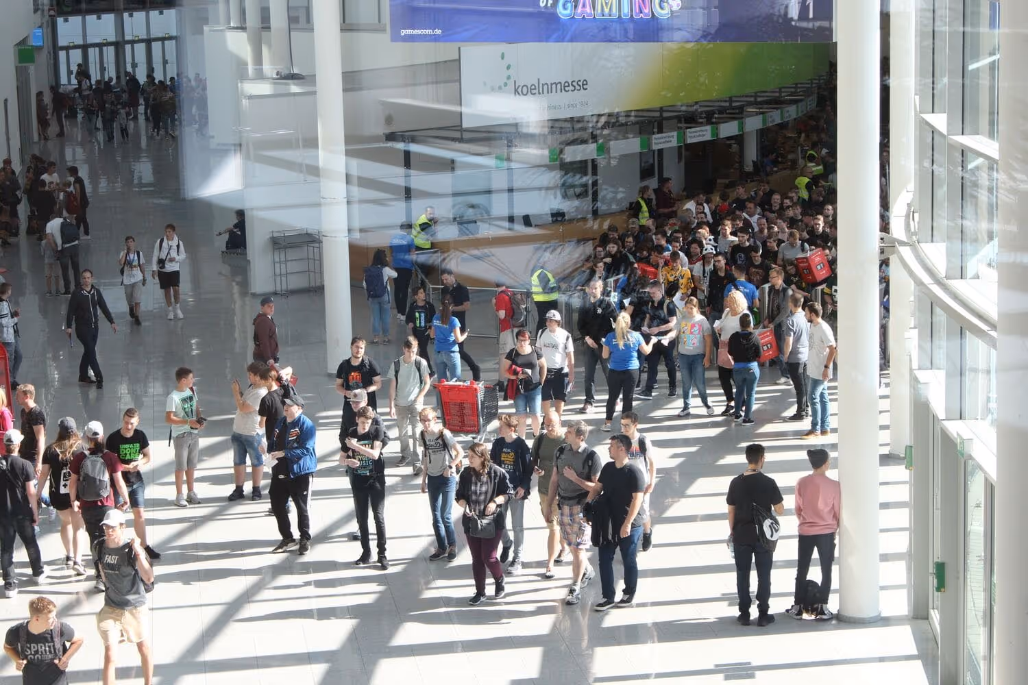 Messehalle mit Publikum