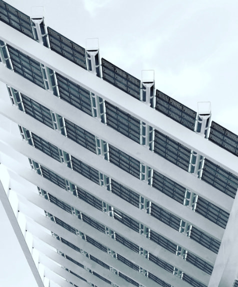 Alberca con paneles solares