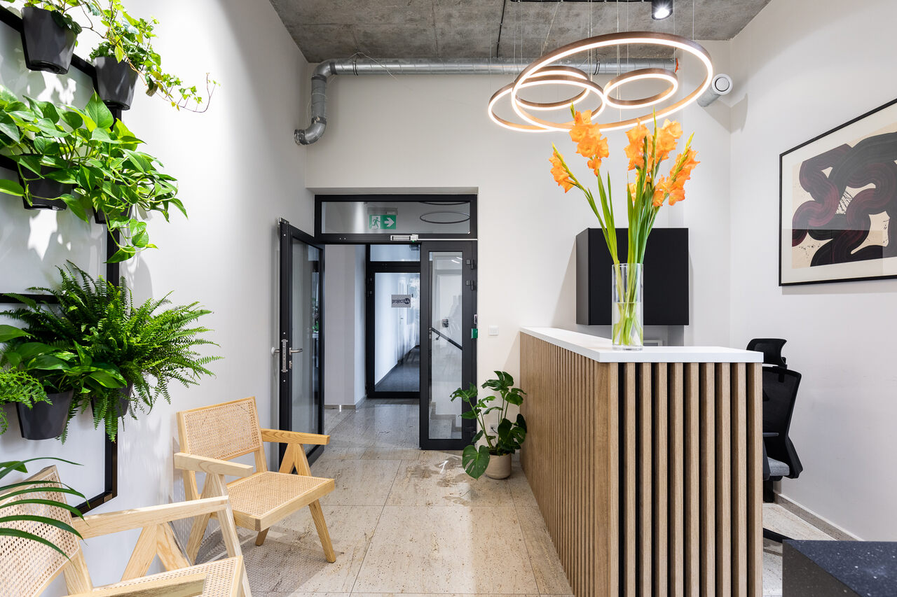 Wnętrze biura serwisowanego Cluster Offices           │