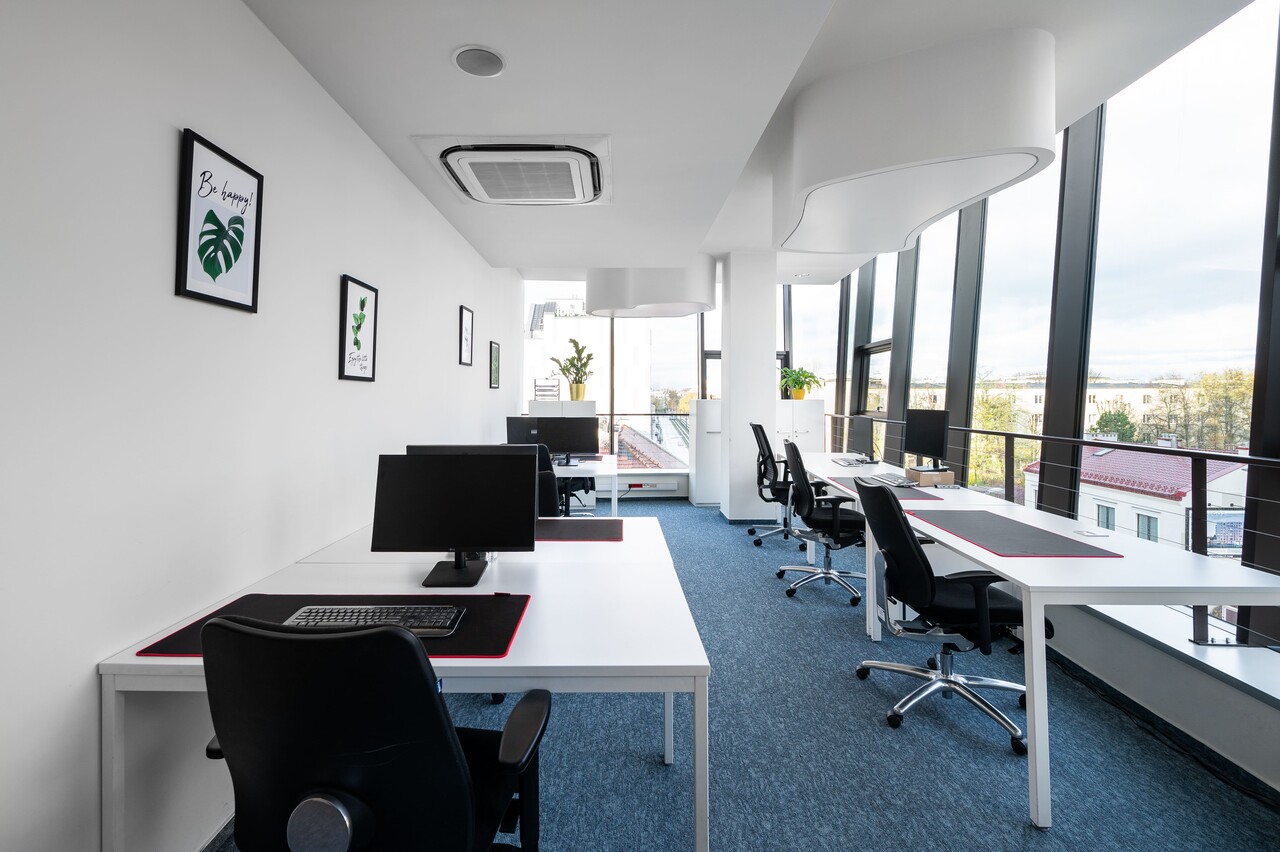 Wnętrze biura serwisowanego Cluster Offices           │